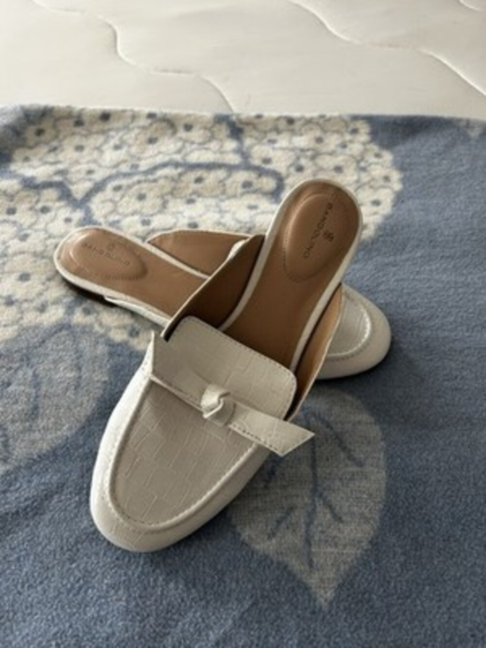 Bandolino Women's White Croc Embossed Mule Flats Almond Toe  US 7 M